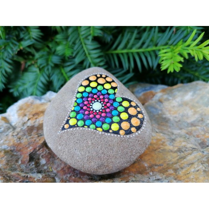 Mandala srdiečko - ručne malovaný dekoračný kameň 10