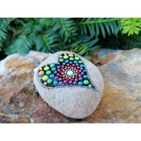 Mandala srdiečko malé - ručne malovaný dekoračný kameň 12