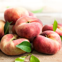 Broskyňa ´Saturn´ – plochá taniierová broskyňa s medovou chuťou